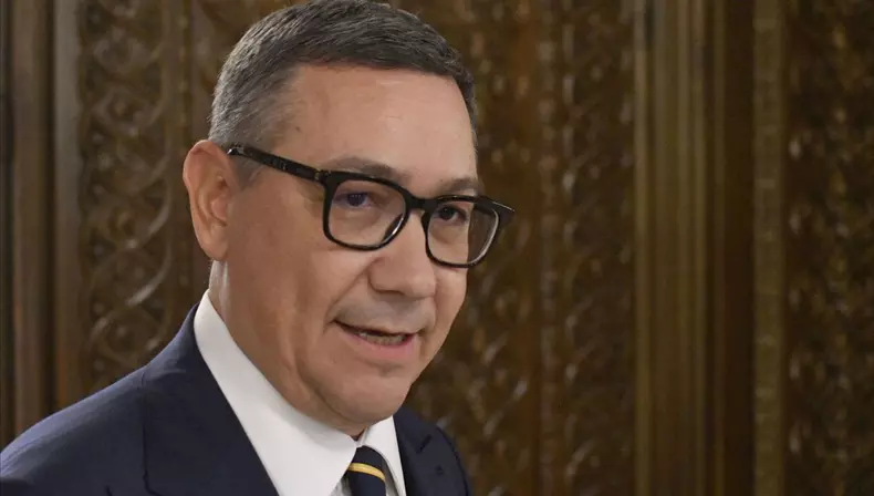 Victor Ponta, surprins citind Biblia în timpul dezbaterii electorale