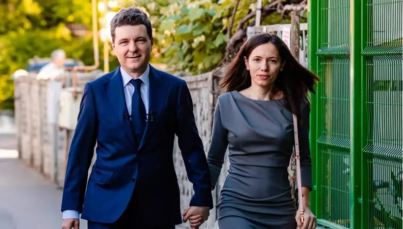 Cine este Nicușor Dan, candidatul pro-european din turul 2 al alegerilor prezidențiale 2025. Ce religie și avere are și de ce nu este căsătorit cu mama celor doi copii