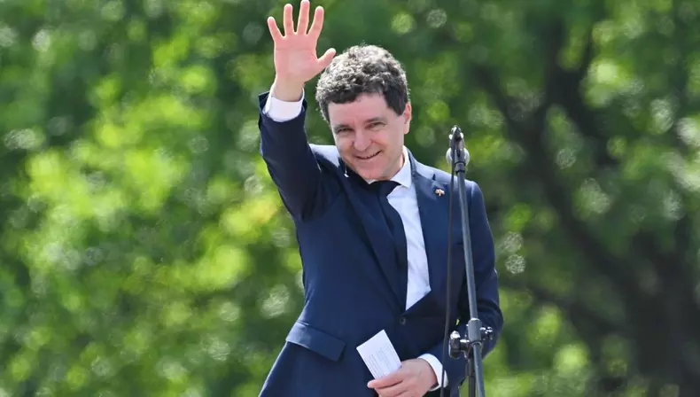 Nicușor Dan, cum nu a mai fost văzut până acum. Cum se distra președintele în tinerețe, în Vama Veche