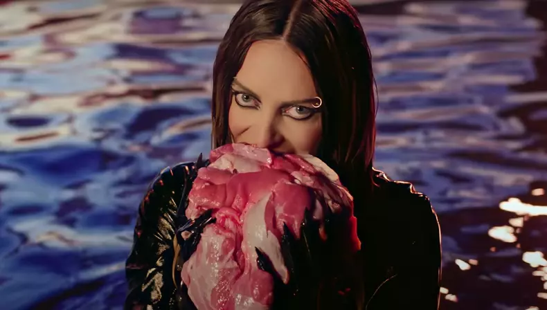 Delia în videoclipul piesei „Sirena apelor”