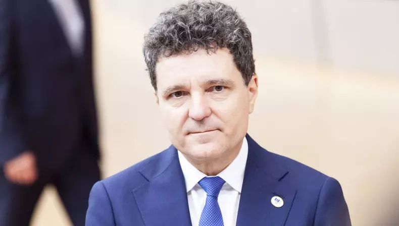 Nicușor Dan, surprins în pijamale, pe stradă