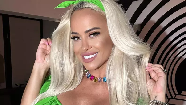 Ce studii are Anda Adam