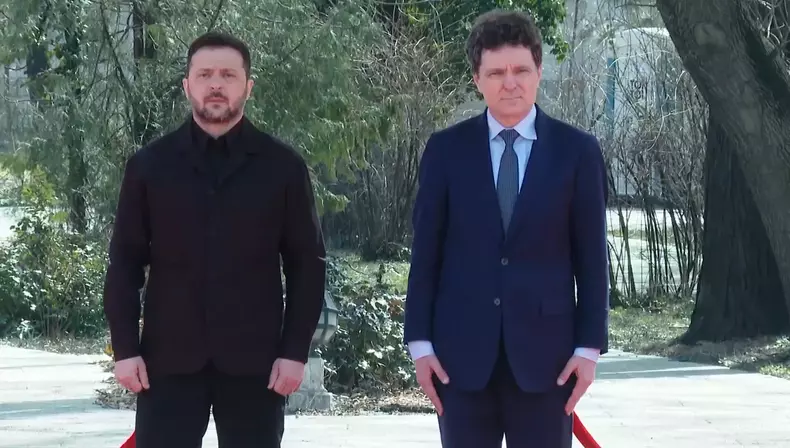 Nicușor Dan în timp ce fanfara cânta imnul României