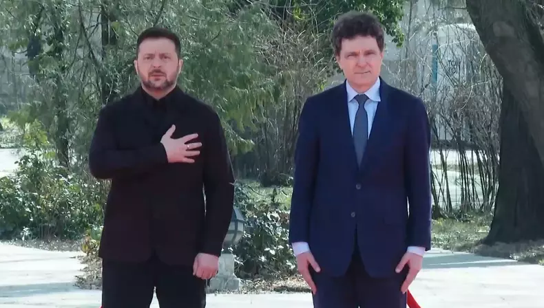 Volodimir Zelenski în timp ce fanfara cânta imnul Ucrainei