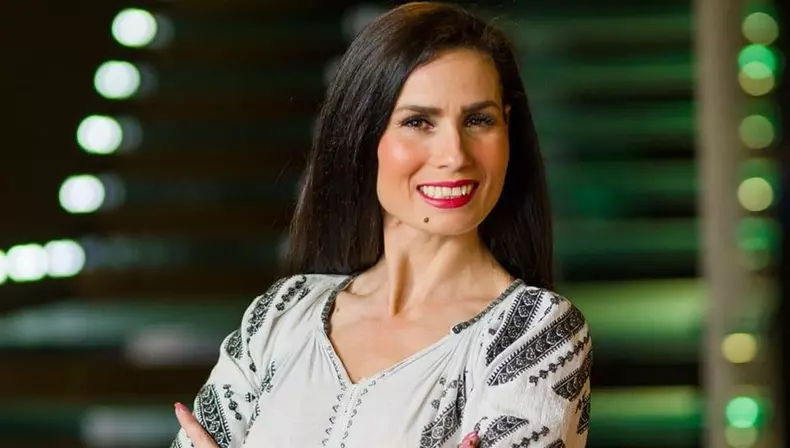 artista-de-muzica-populara-daniela-ploia-lovita-pe-trecerea-de-pietoni