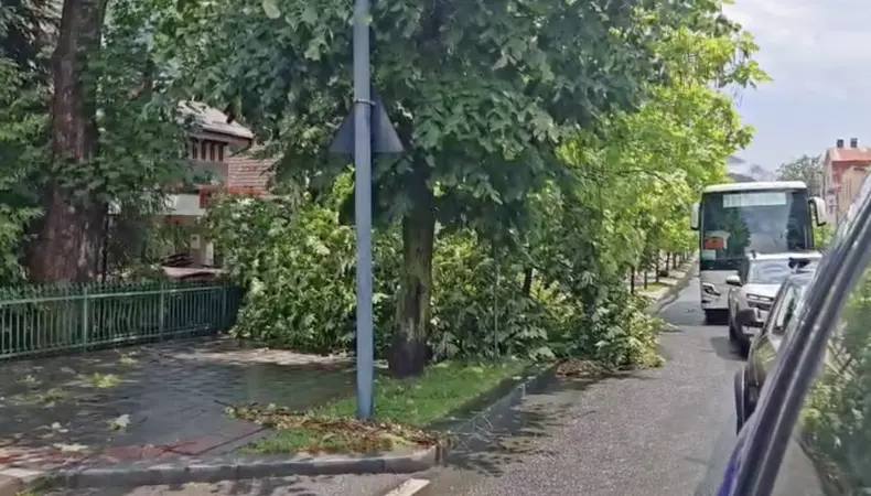 sfarsitul-lumii-in-sinaia-acoperisul-garii-a-fost-smuls-de-vijelie-si-aruncat-peste-dn1-copacii-rupti-sunt-purtati-de-apa-pe-strazi-987791