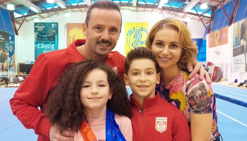 Marius și Simona Urzică alături de cei doi copii