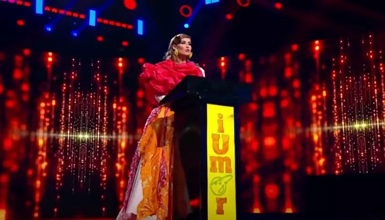 Iulia-Albu-roast-de-senzatie-la-iUmor.-1-1