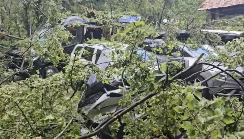 sfarsitul-lumii-in-sinaia-acoperisul-garii-a-fost-smuls-de-vijelie-si-aruncat-peste-dn1-copacii-rupti-sunt-purtati-de-apa-pe-strazi-987797