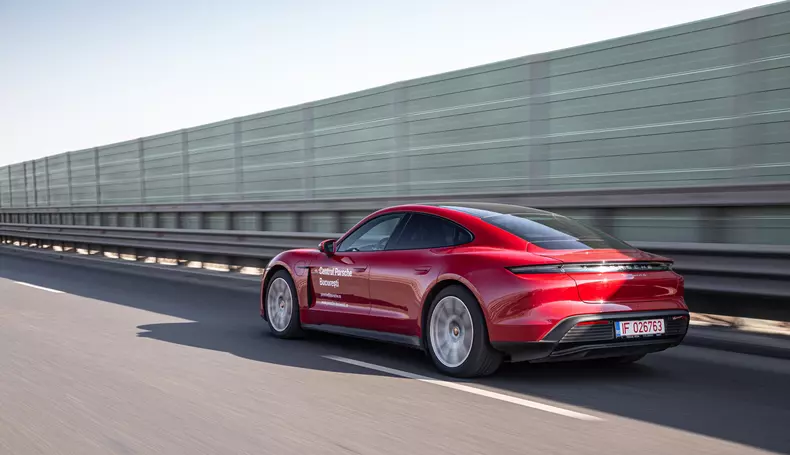 Porsche Taycan 4S 026