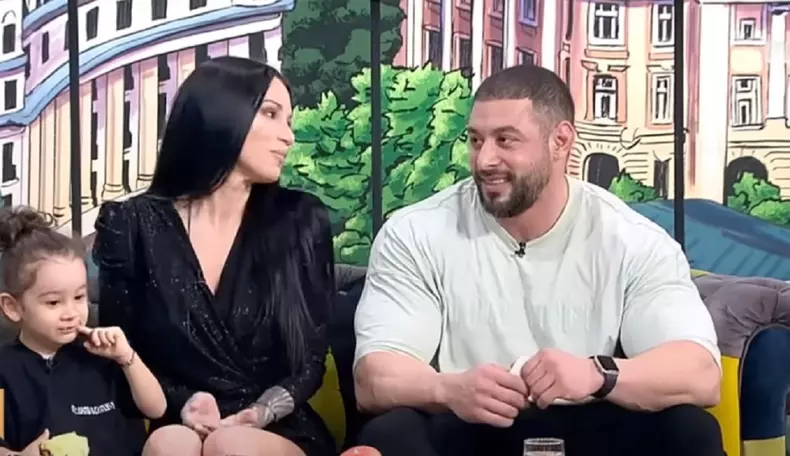 Roxana Vancea cu sotul si copilul la Măruță 2