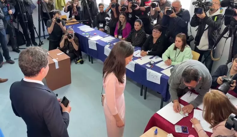 Mirabela Grădinaru și Nicușor Dan la secția de votare (1)