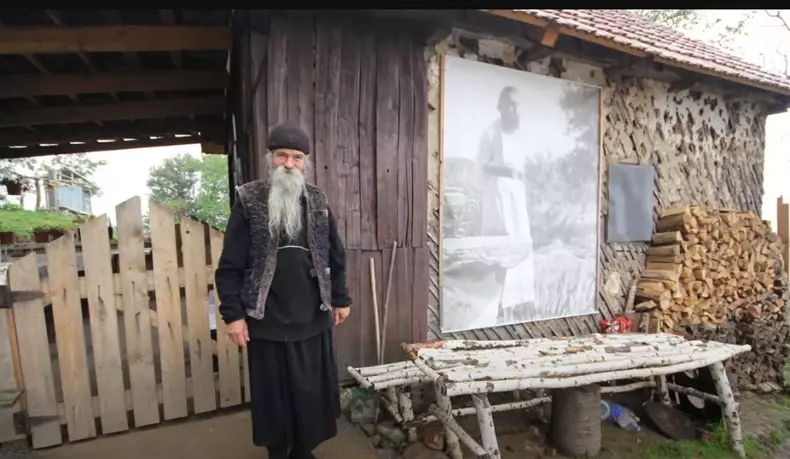 Cum arată casa în care s-a născut și a copilărit Arsenie Boca. Locuința a fost scoasă la vânzare