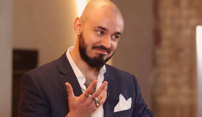 victor-dorobantu-thing-wednesday-mana-ajutor-bucatarie-gatit-la-costum-815575