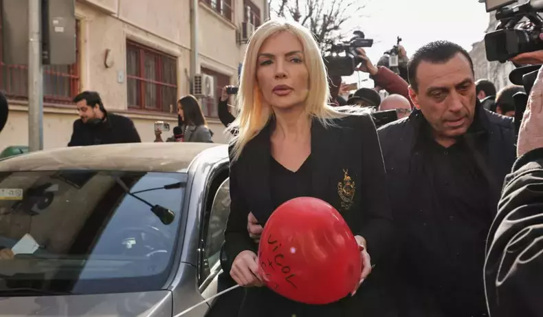 laura-vicol-parasind-arestul-central-cu-un-balon-rosu-in-mana-pe-care-este-scris-cu-markerul-vicoliccj-14-februarie-2025