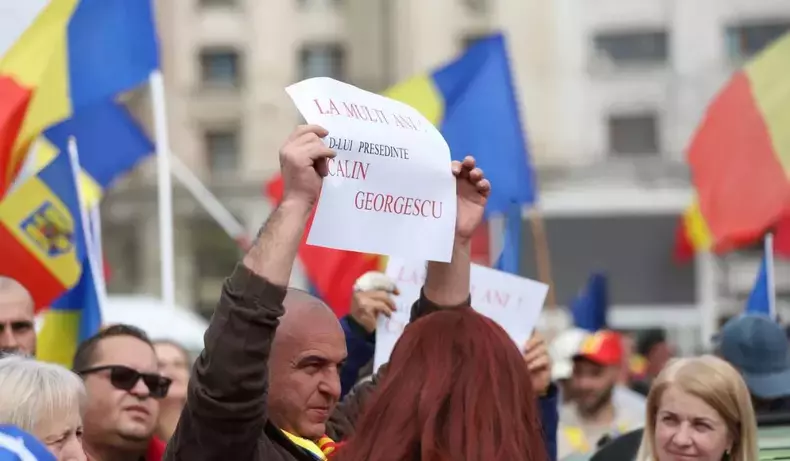 Imagini de la protestele pentru ziua de naștere a lui Călin Georgescu (4)