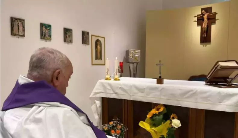 papa francisc in capela spitalului
