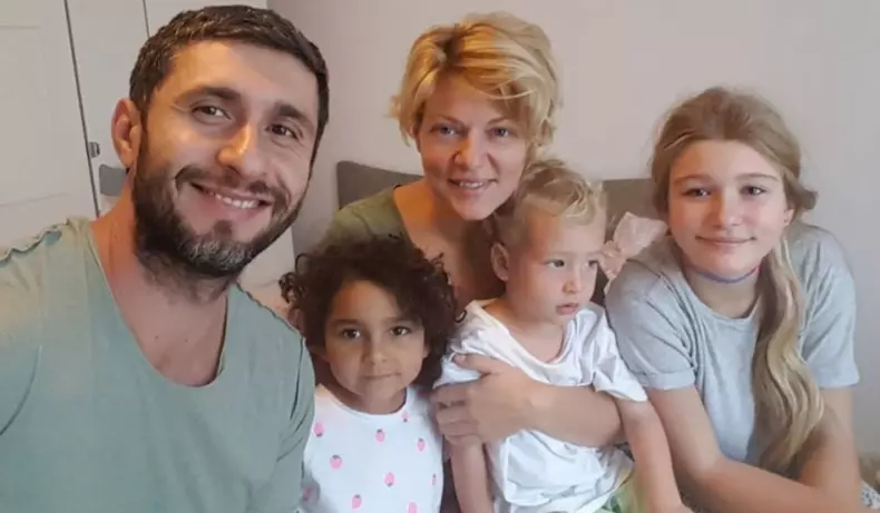 Dana Nălbaru, Dragoș Bucur și copiii lor, Sofia, Kadri și Roxana (2)