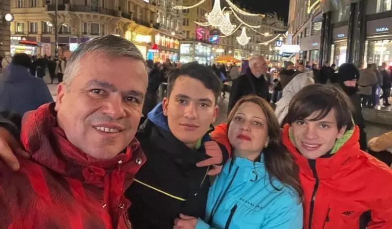 Adrian Veștea, soția lui, Anca, și băieții lor (2)