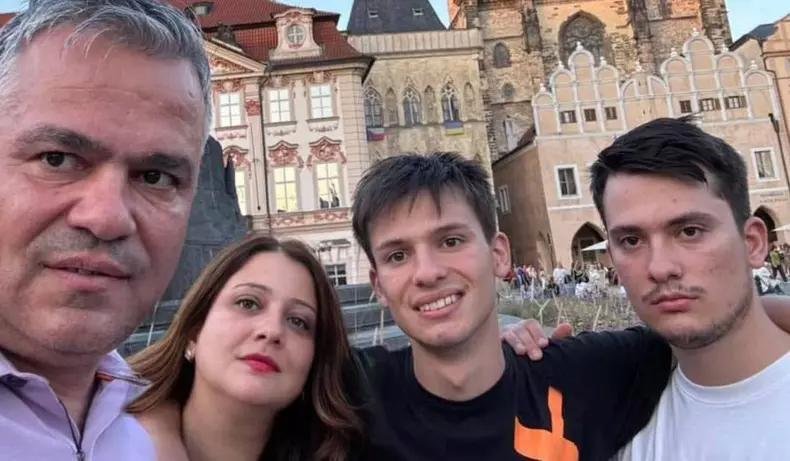 Adrian Veștea, soția lui, Anca, și băieții lor (3)