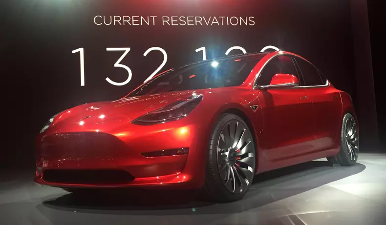 Tesla renunță la programul de recomandări, pe motiv că nu este rentabil