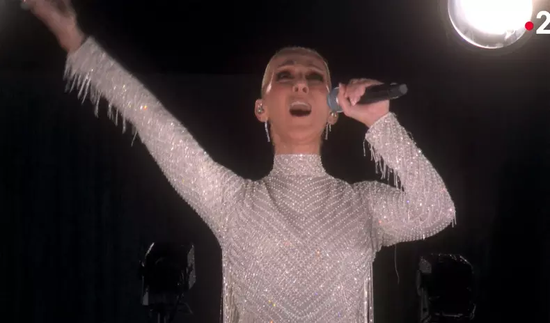 Celine Dion chante depuis le premier étage de la Tour Eiffel, L’hymne à l’amour, d’Édith Piaf - Cérémonie d'ouverture des Jeux Olympique (JO) de Paris 2024