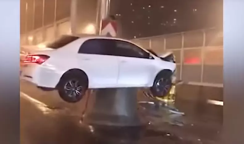 Un șofer băut a rămas cu mașina suspendată pe un parapet