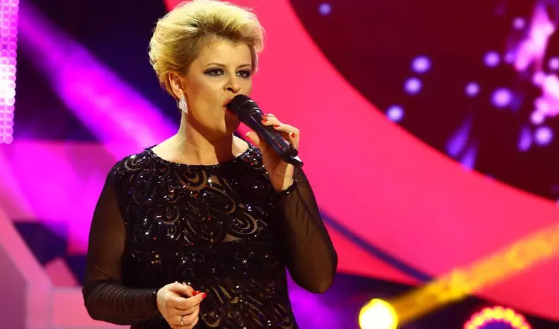 sanda ladosi pe scena