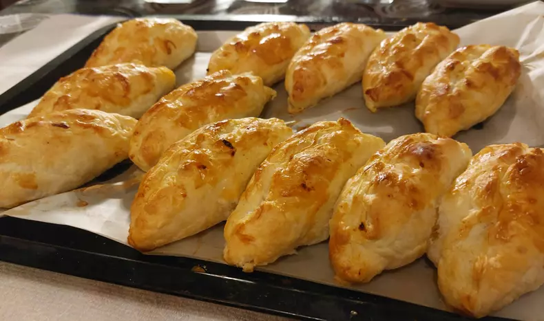 empanada-cu-twist-uri-romanesti_preparatul-castiga-romania_2