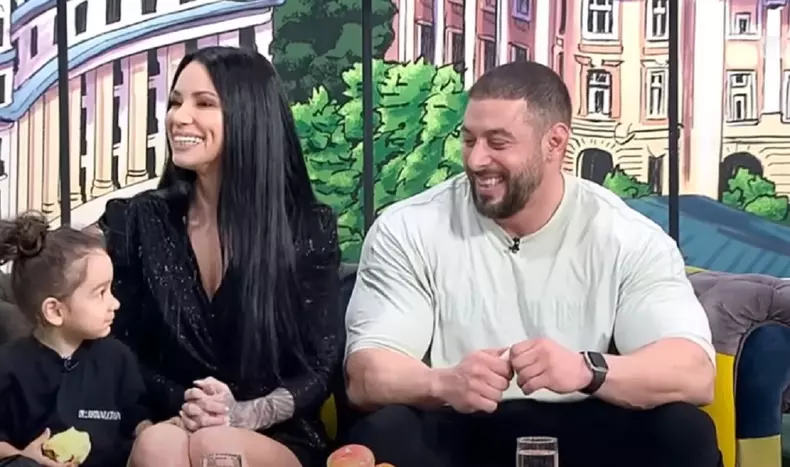 Roxana vancea cu sotul si copilul la Măruță 3