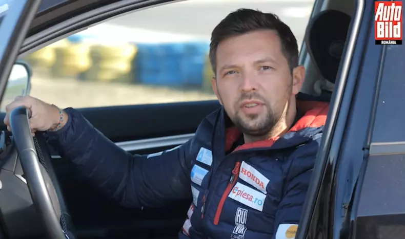 circulația corectă a mâinilor pe volan pilot Adrian Grigore