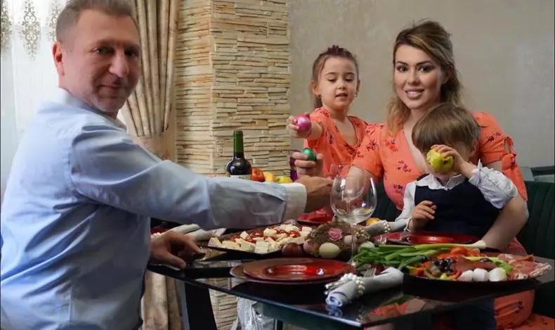 fiul-cel-mic-al-lui-christian-sabbagh-a-fost-diagnosticat-cu-autism.-sotia-prezentatorului-a-intrat-in-depresie-cand-a-aflat-2-1