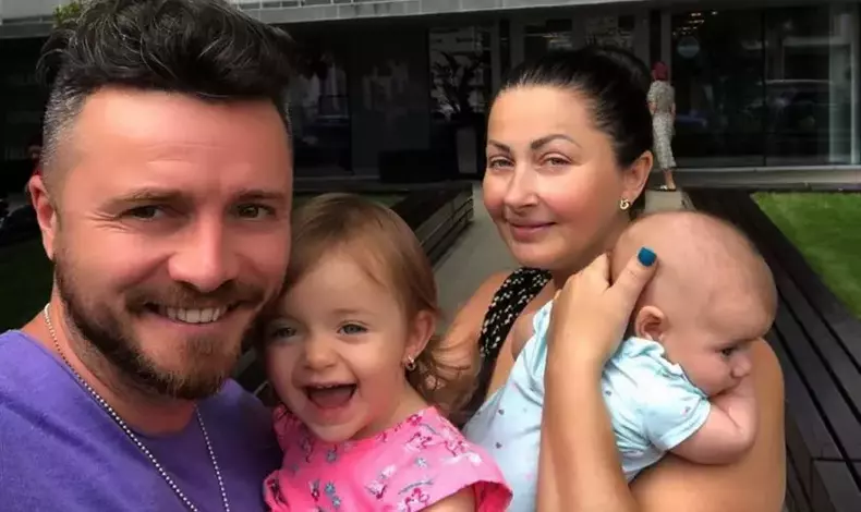 gabriela-cristea-de-urgenta-la-spital-cu-fetita-cea-mica-2-840x500-1