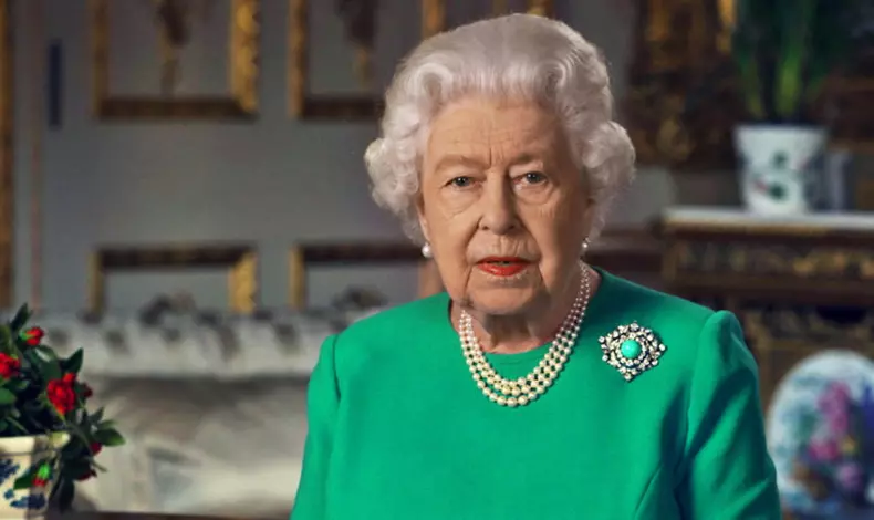Regina-Elisabeta-ii-brose-secret-bijuterii-840x500