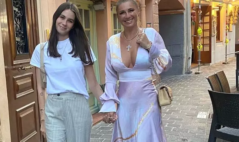 anamaria-prodan-rebecca-dumitrescu-familie-reghecampf-840x500