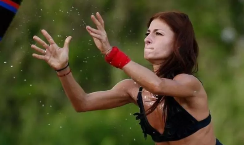 Elena-Marin-haine-prea-decoltate-la-Survivor-Romania_-‘Se-vede-tot-au-zis-baietii-de-multe-ori-840x500-1