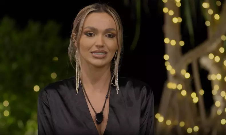 Ella, afectată de imagini cu iubitul ei  (6)