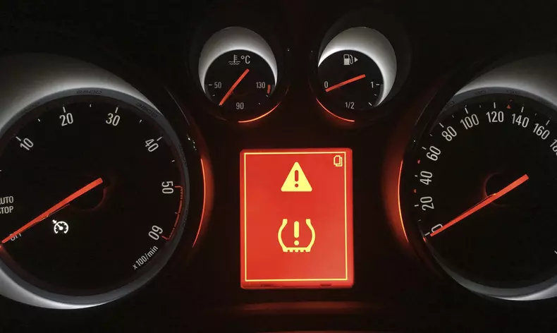 Sondaj: tinerii adulți nu știu ce reprezintă acest martor de bord