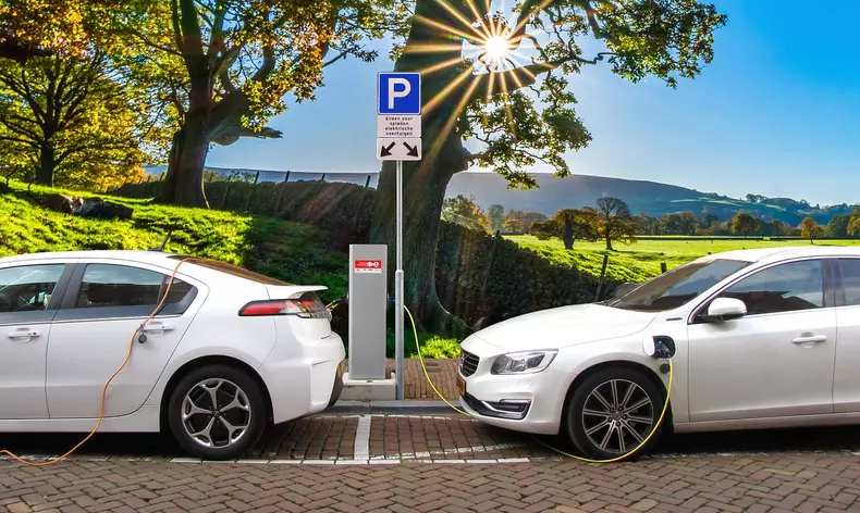 România devine eco: cu cât au crescut vânzările de mașini electrice