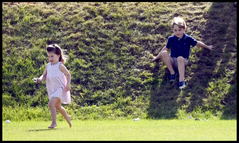 George si Charlotte vacanta cu Regina Elisabeta a II-a