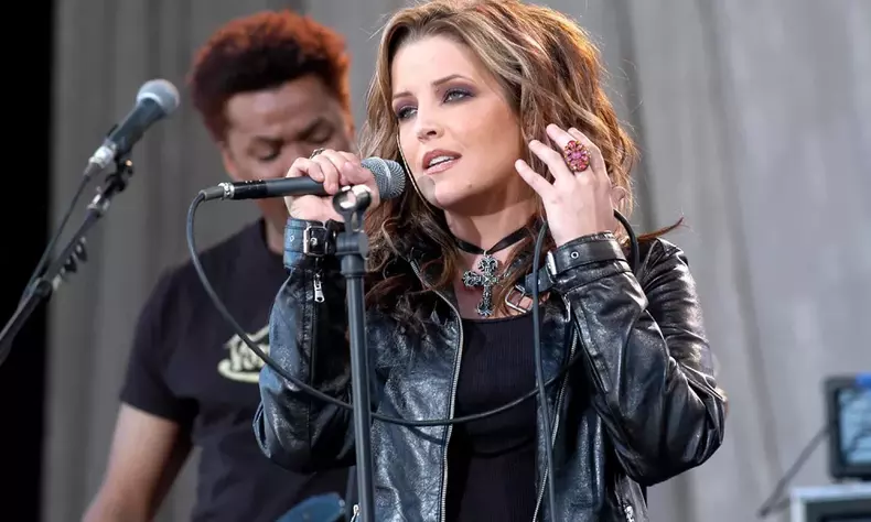 lisa-marie-presley-life-04-011223-0171cfb8c4464393b0ebc05a29d32ca2-1000x600-1