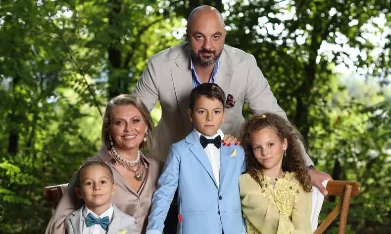 mirela-vaida-si-cei-trei-copii-7-1-e1740900523176