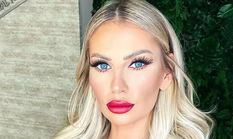 andreea-banica-se-cearta-cu-fanii-care-o-acuza-că-si-a-pus-silicoane-1