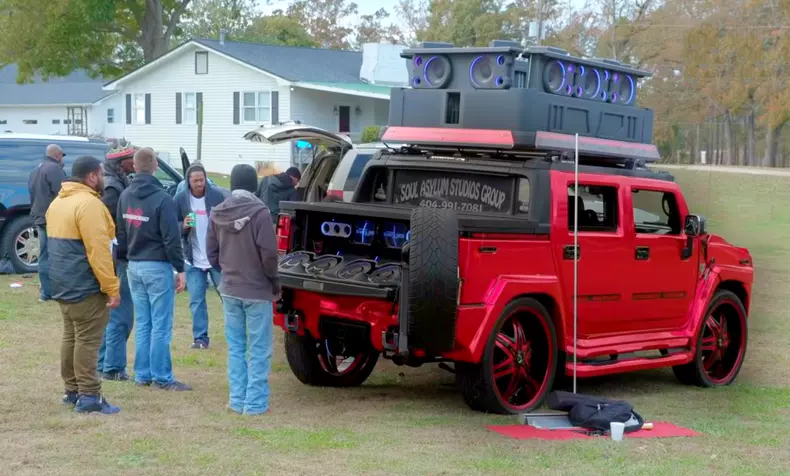 Club pe roți: boxele acestui Hummer se aud de la 5 km distanță