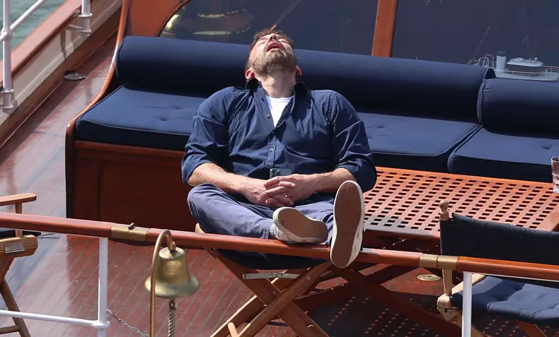 Imagini virale cu Ben Affleck dormind cu gura deschisă în luna de miere. Explicația se află în contractul prenupțial impus de JLo