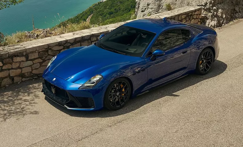 Maserati-GranTurismo_Trofeo-2027-bleu