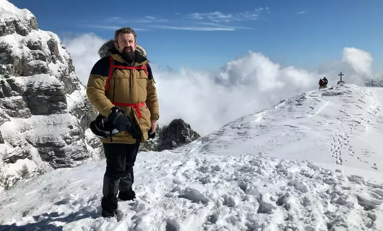 Adrian Titieni in Tata muta muntii