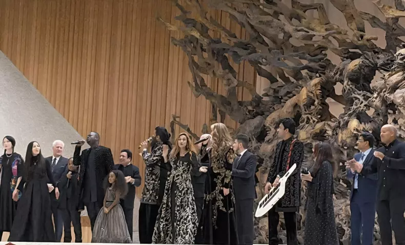 Iulia Vantur si echipa pe scena Vatican