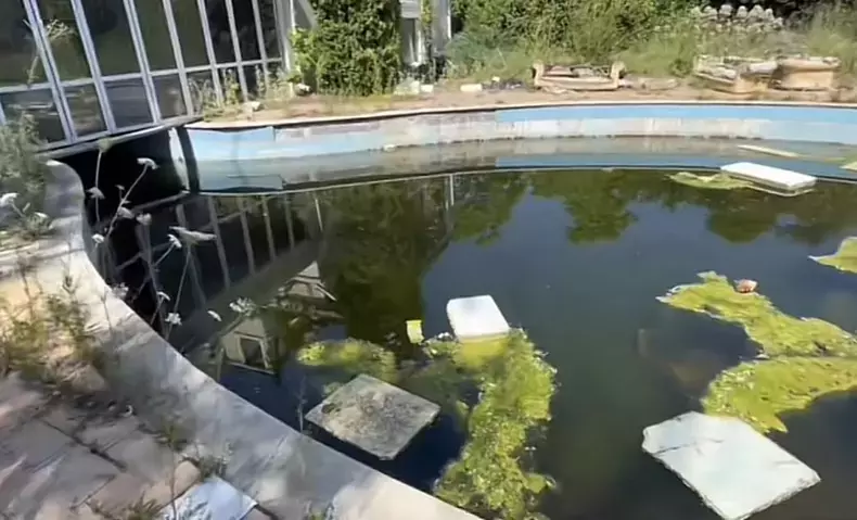 piscina vila de izvorani