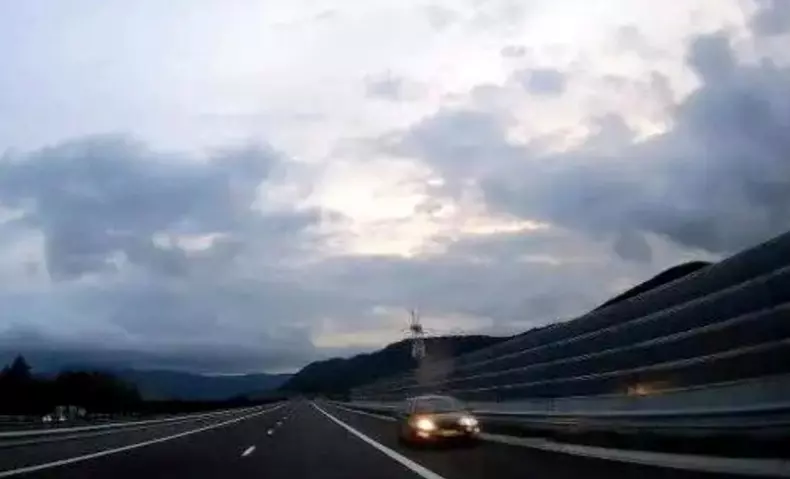Pe contrasens pe autostrada Lugoj – Deva, la doar două ore de la inaugurare!
